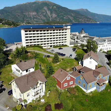 Villa Holmen 2 - Ground Floor Apartment Balestrand Exterior photo